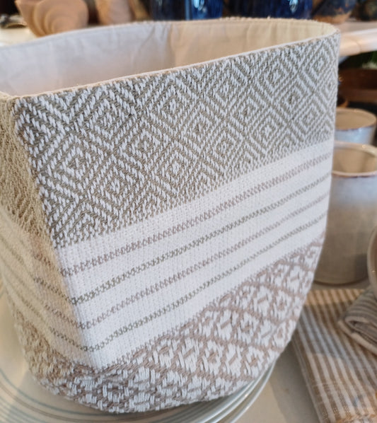 Brødkurv med vævet mønstre.