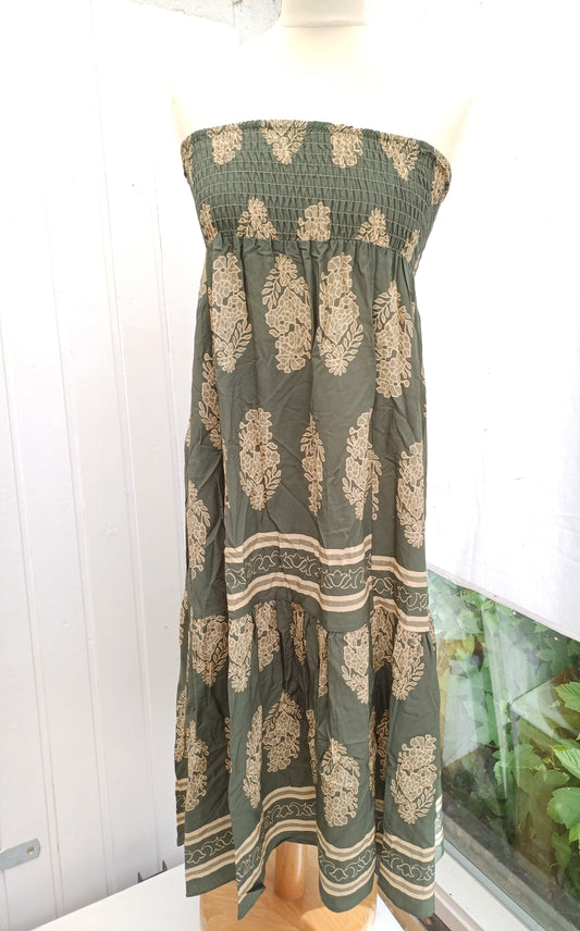 Olivengrøn nederdel eller kjole.
