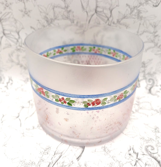 Glas skål med blomster bort.