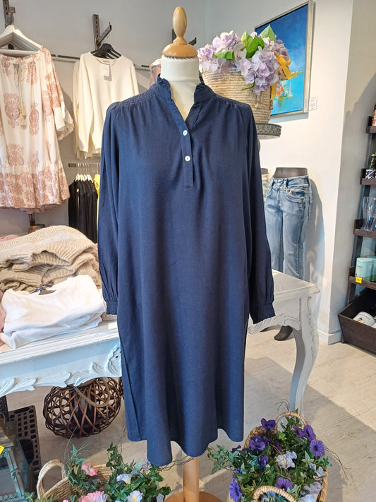 Blå klassisk kjole med hør.