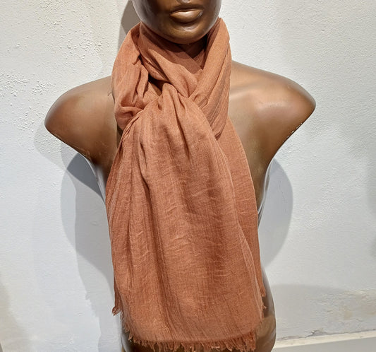 Terracotta farvet tørklæde.