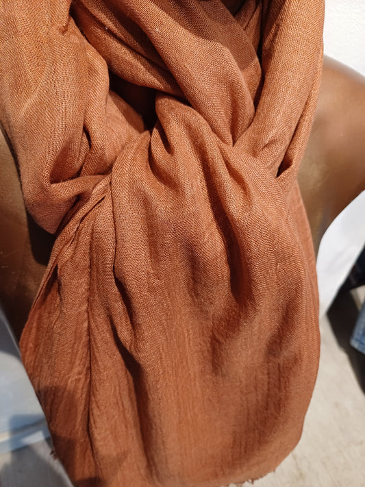 Terracotta farvet tørklæde.