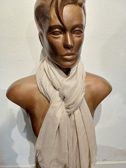 Sandfarvet tørklæde.