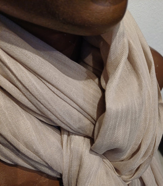 Sandfarvet tørklæde.