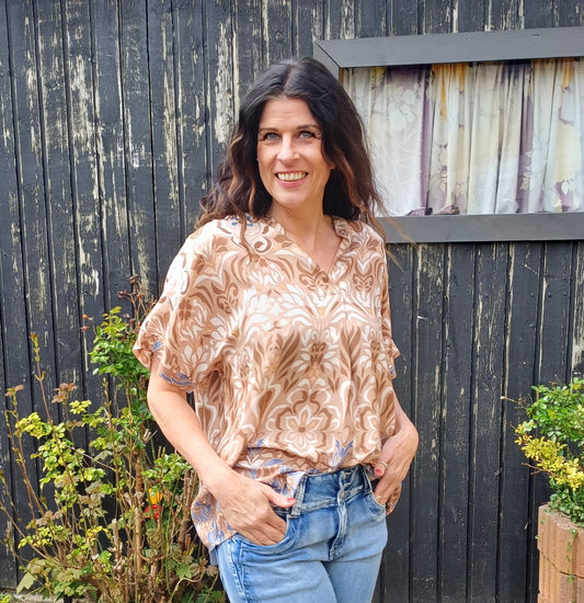 Brun mønstret viskose bluse.