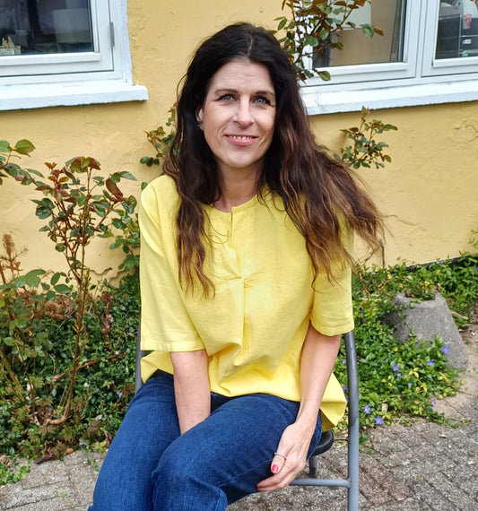 Gul sommerbluse i hørblanding.