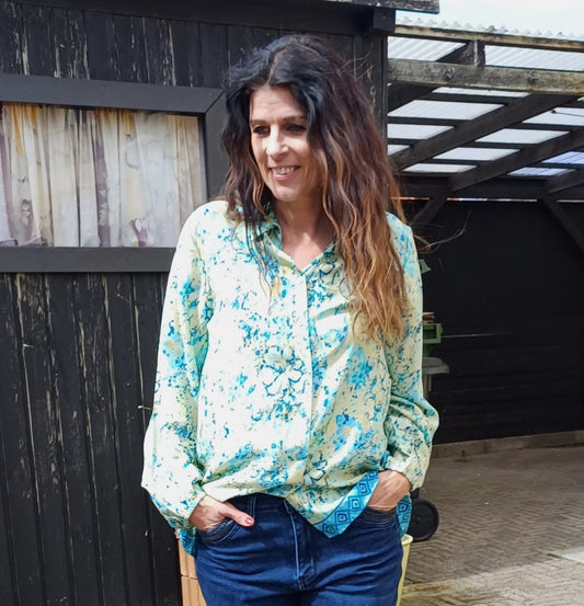 Mønstret viskose skjorte.