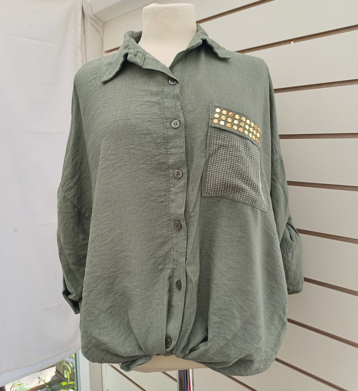 Klassisk khaki skjorte med glimmer lomme.