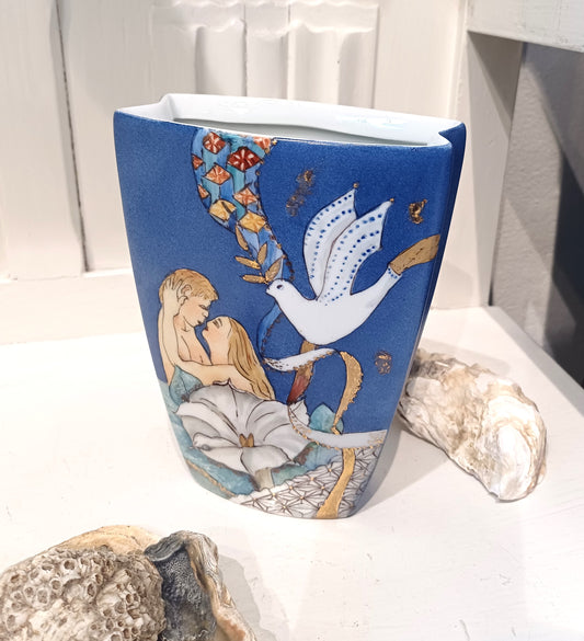 Vase med abstrakt motiver.
