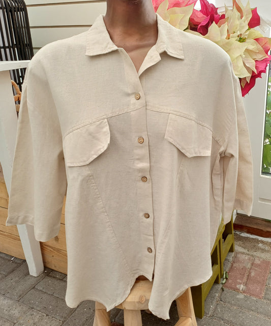 Skjorte bluse med 3/4 ærmer.
