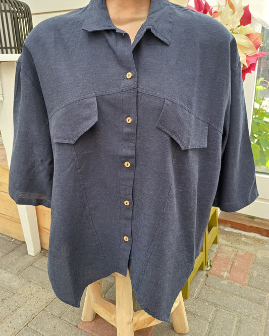 Marine blå skjorte bluse med 3/4 ærmer.