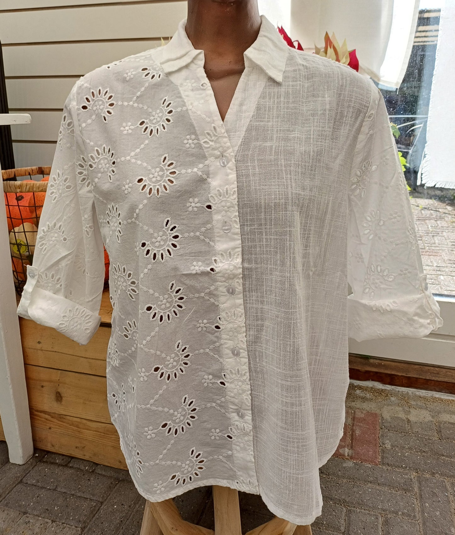 Skjorte i hvid med broderie anglaise.
