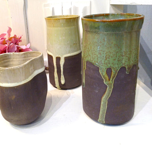 Høj grøn rustik vase.