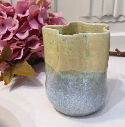 Marmoret vase med krystaller.