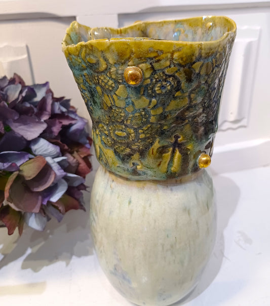 Marmoret vase med guld knopper.