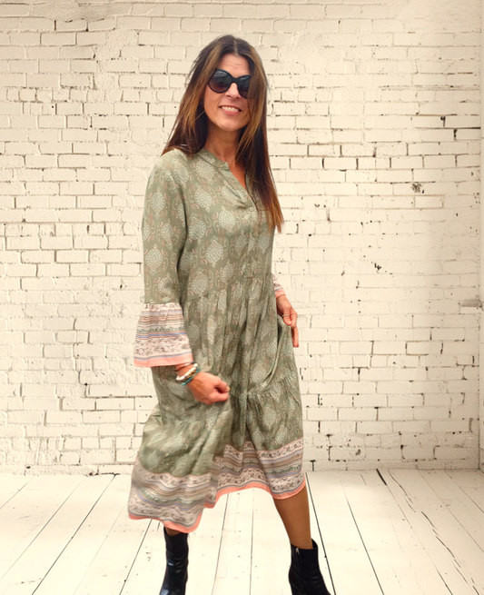 Mønstret grøn sommer kjole.