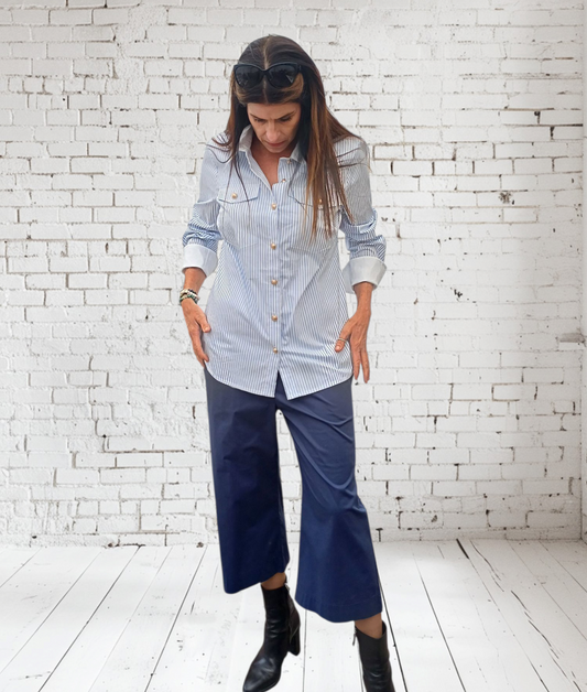 Stump bukser i blå.