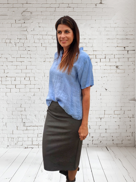 Grå pencilnederdel.