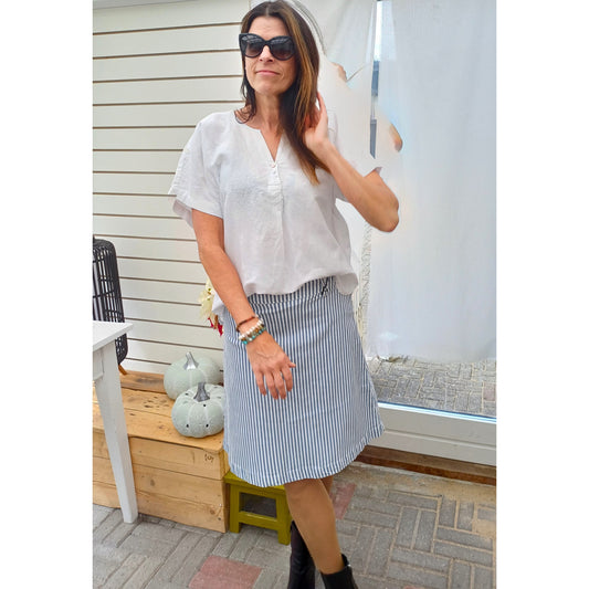 Blå stribet nederdel.