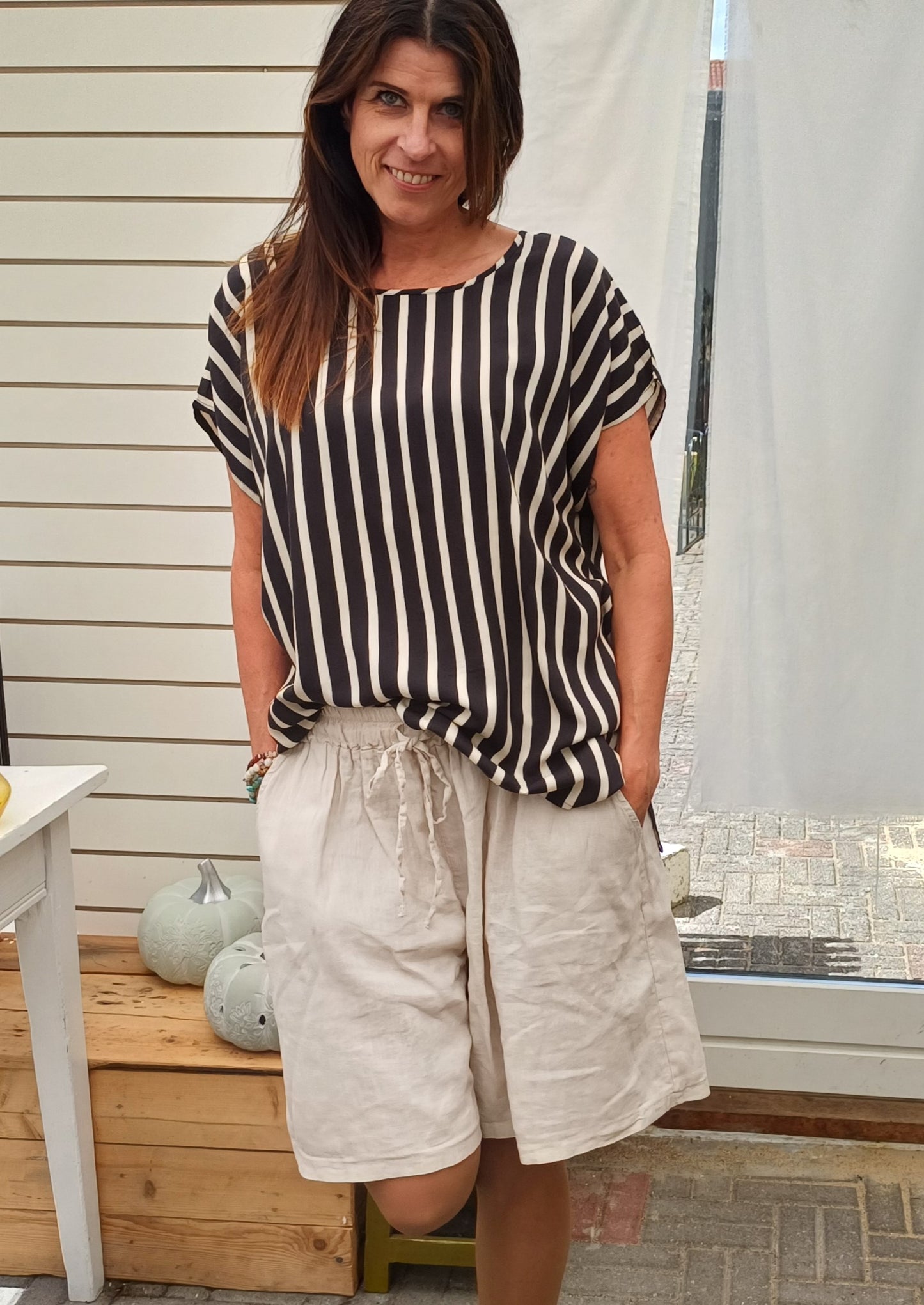 Sandfarvet shorts.