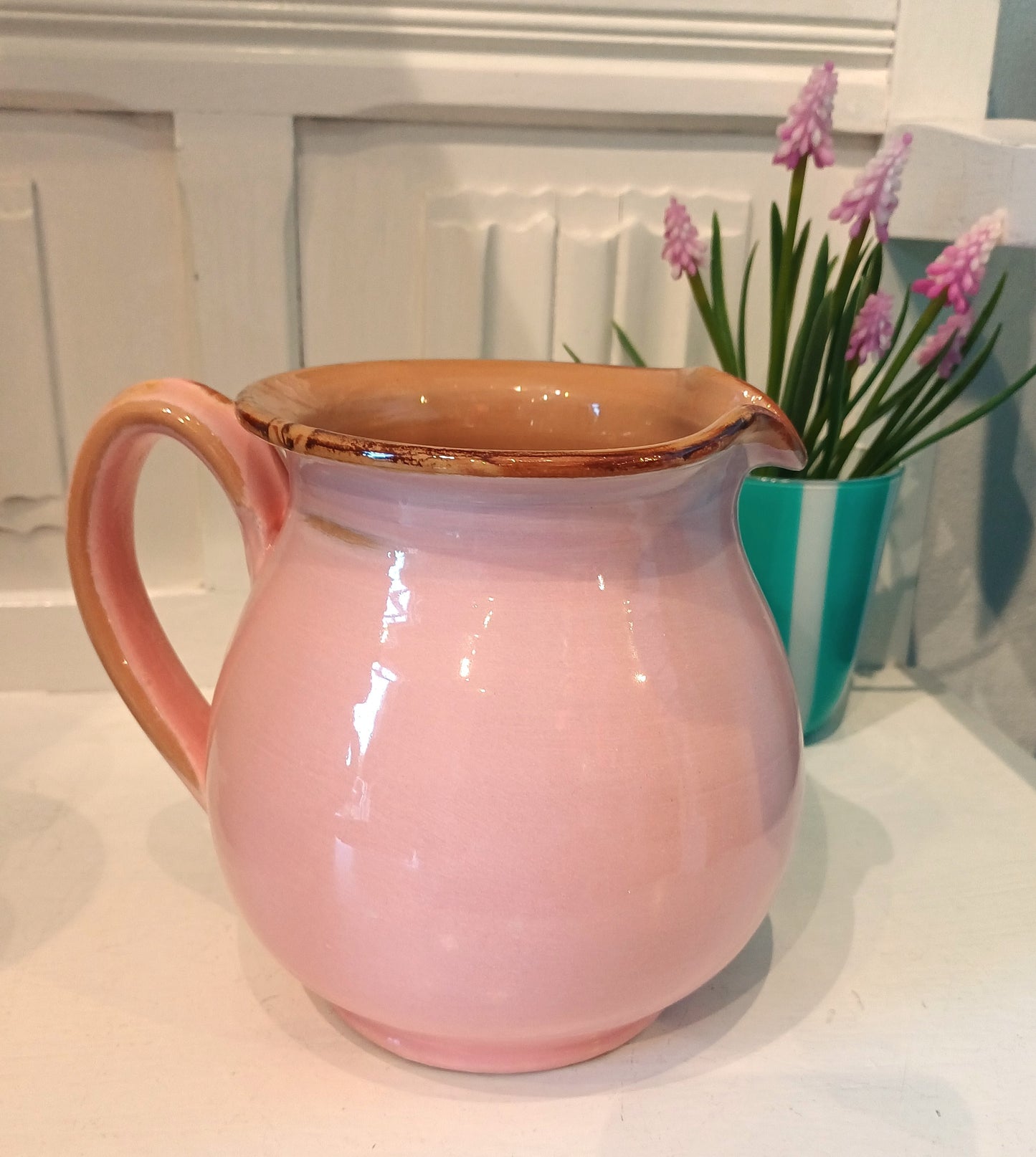 Vintage terracotta lyserød kande.