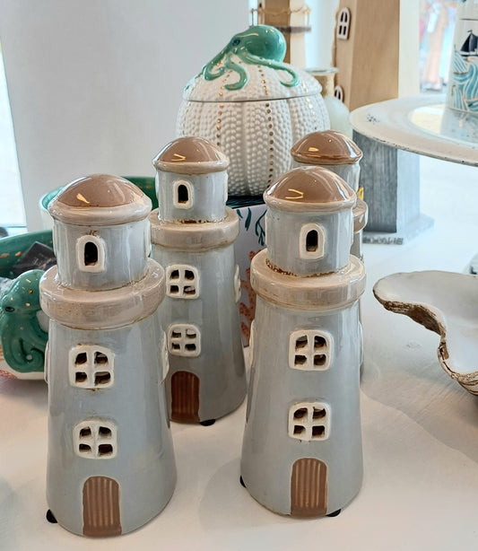 Beige og hvid fyrtårn keramik hus.