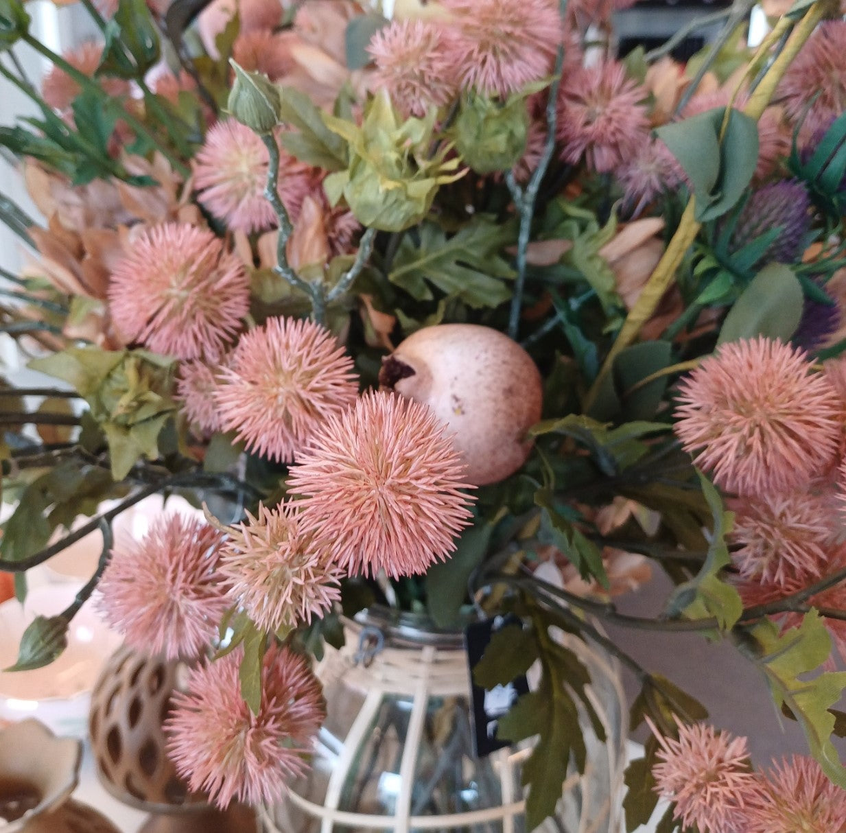 Kunstig blomstergren med lyserøde kugleblomster