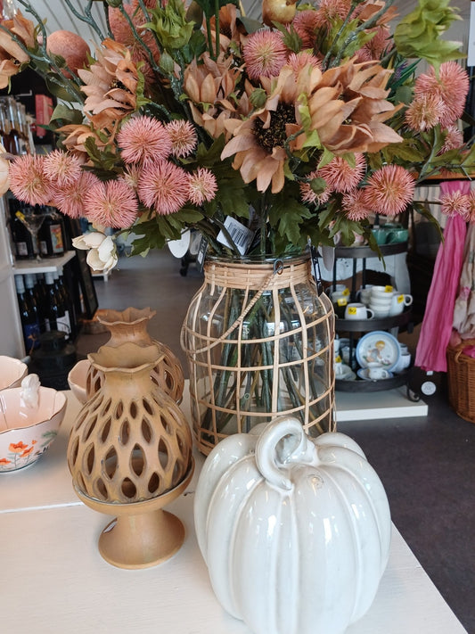 Kunstig blomstergren med lyserøde kugleblomster