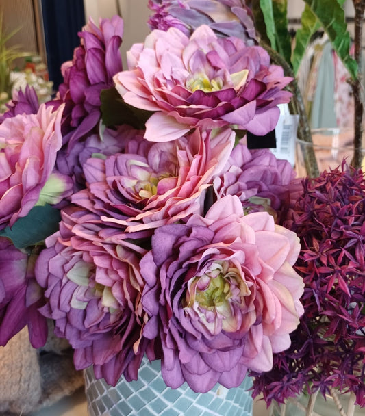 Lilla kunstig dahlia blomst – smuk dekoration til hjemmet