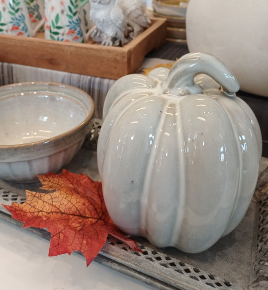 Keramik græskar råhvid – elegant efterårs- og halloween pynt.