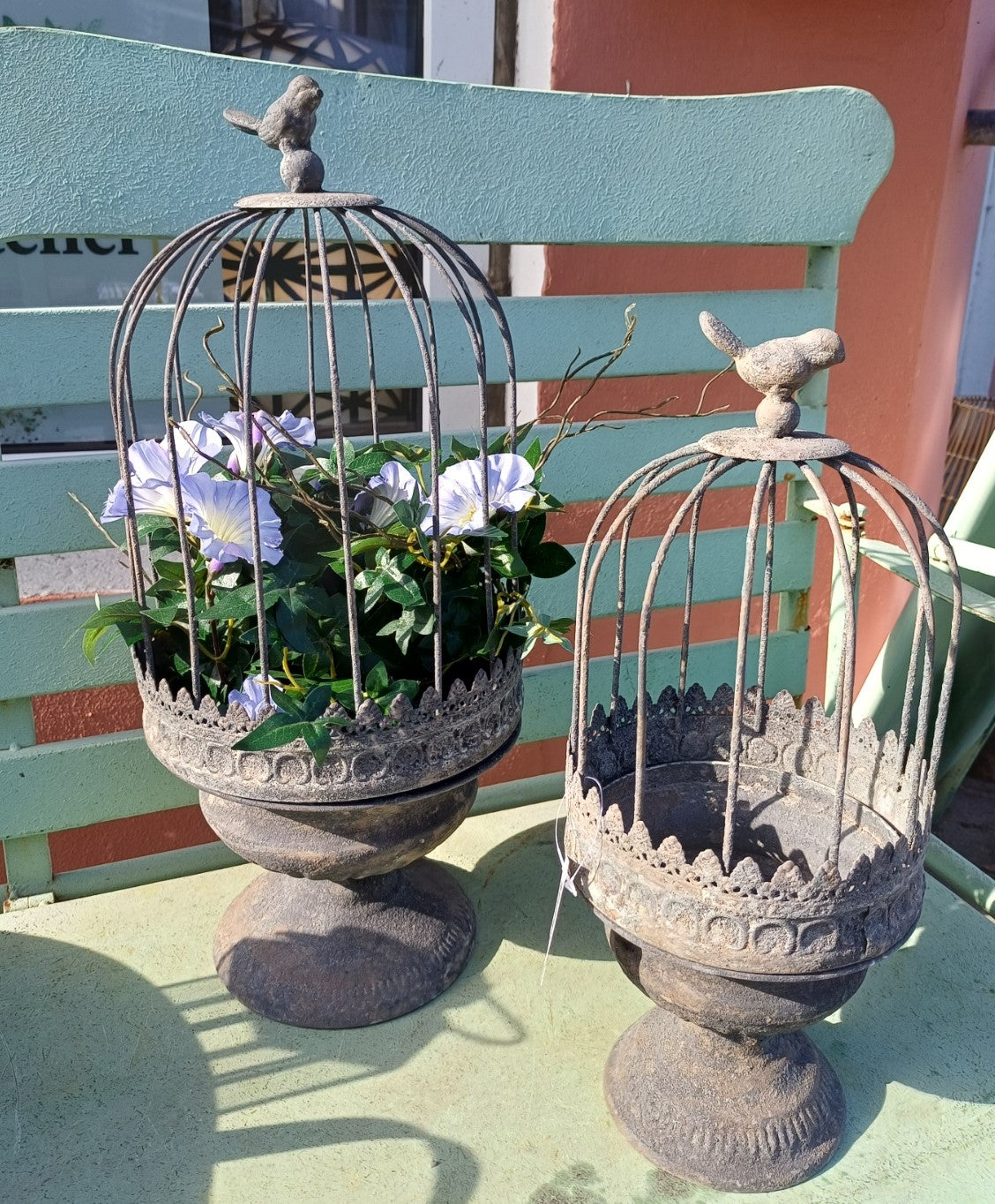 Vintage blomsteropsatser i jern – romantisk havepynt