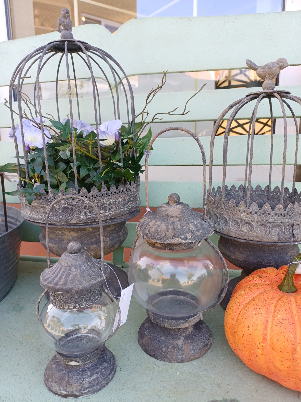 Vintage blomsteropsatser i jern – romantisk havepynt