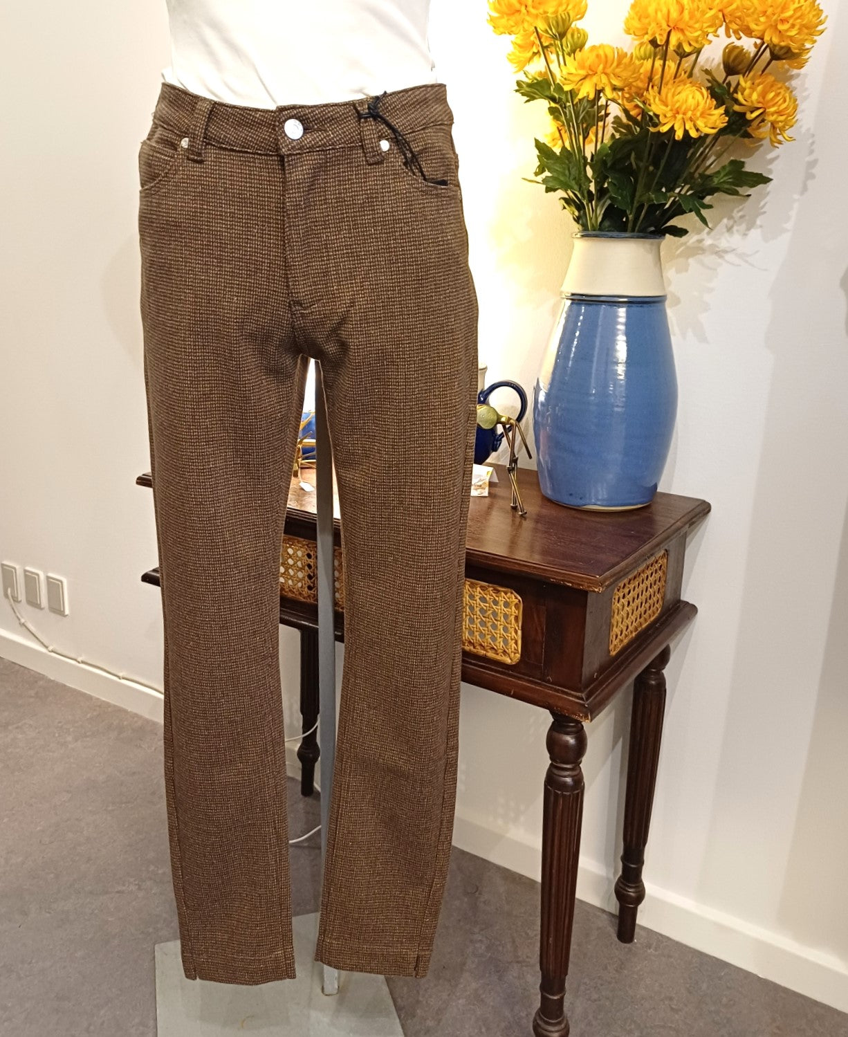 Brun tweed look APS bukser med bæltestropper.