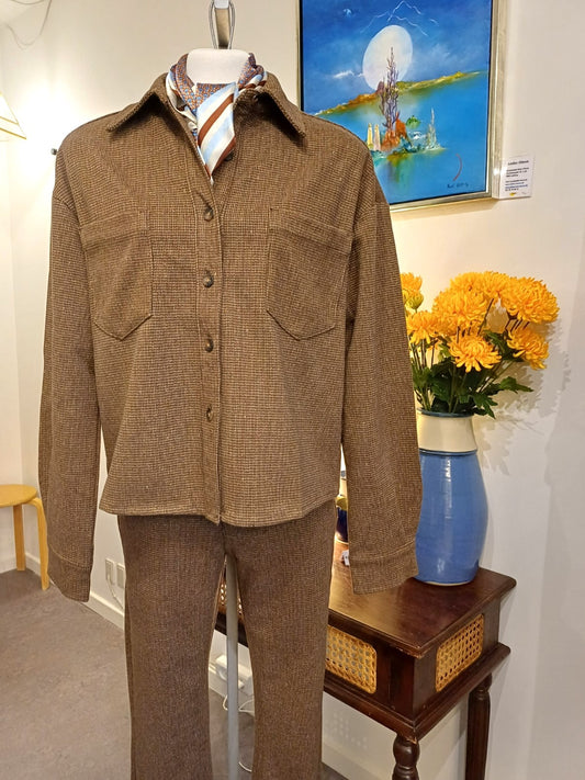 Brun tweed look skjortejakke – klassisk og stilfuldt