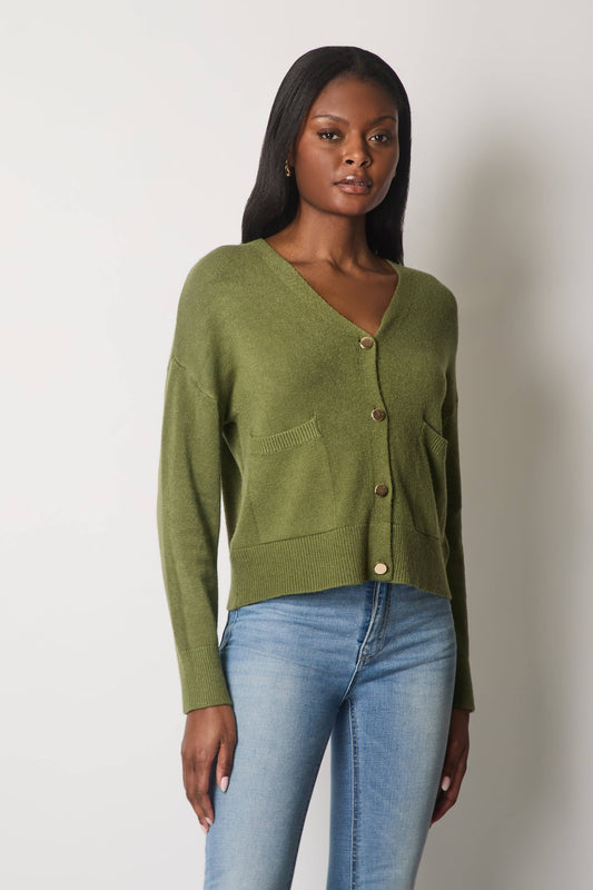V-hals cardigan med knapper og lommer.