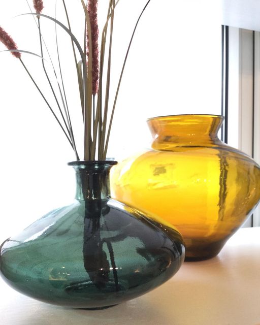 Flaske vase i mørke grøn.