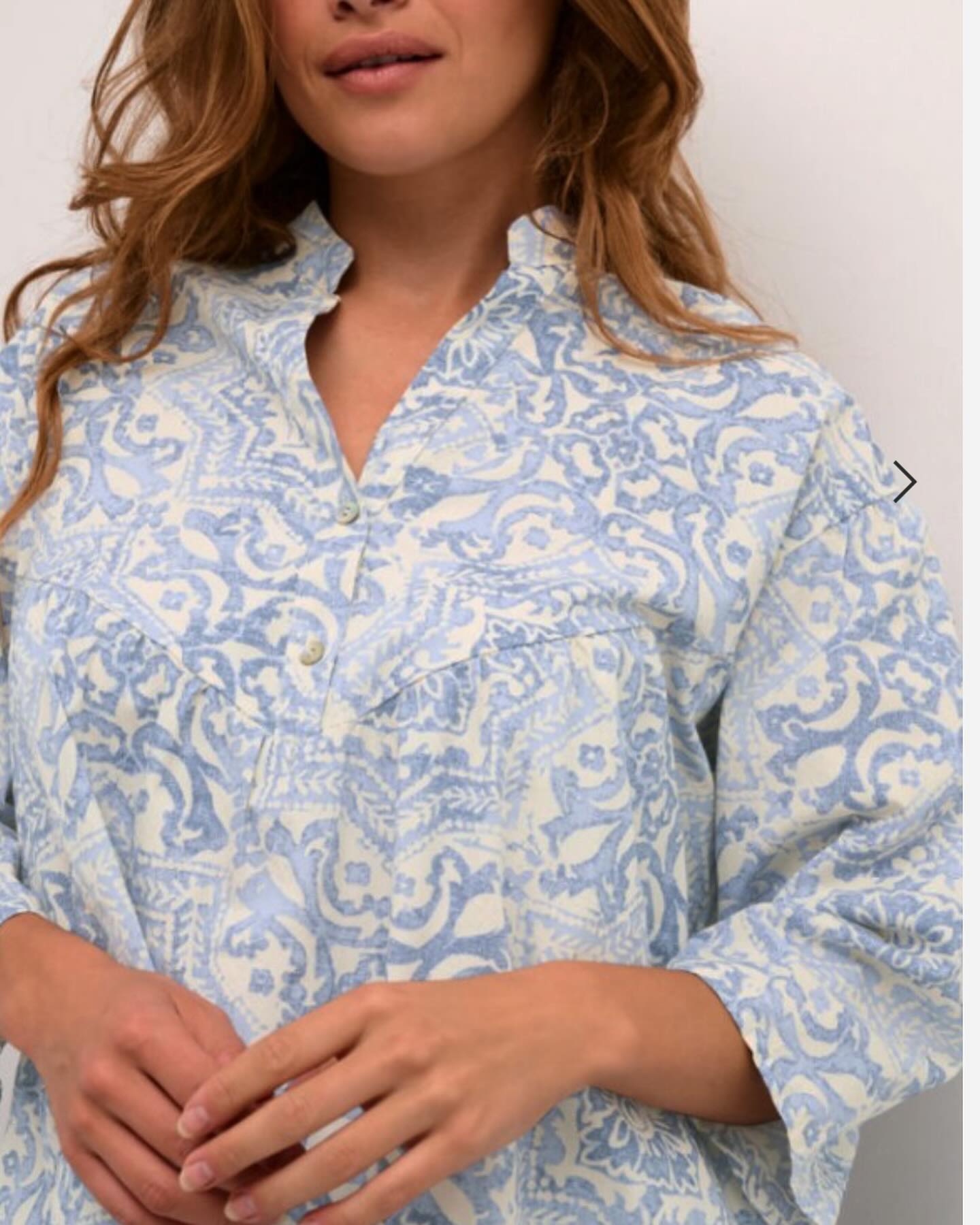 Kjole eller tunika med blå mønster.