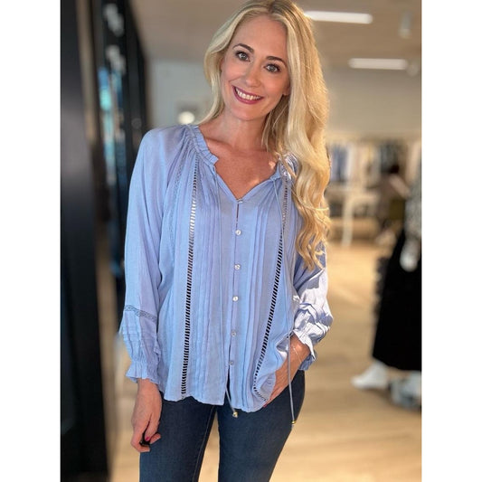 Lyseblå Boho bluse.