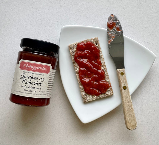 Jordbær / rabarbermarmelade med hyldeblomst.