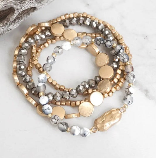 Perle boho armbånd med metal glasperler, hvid og grå.