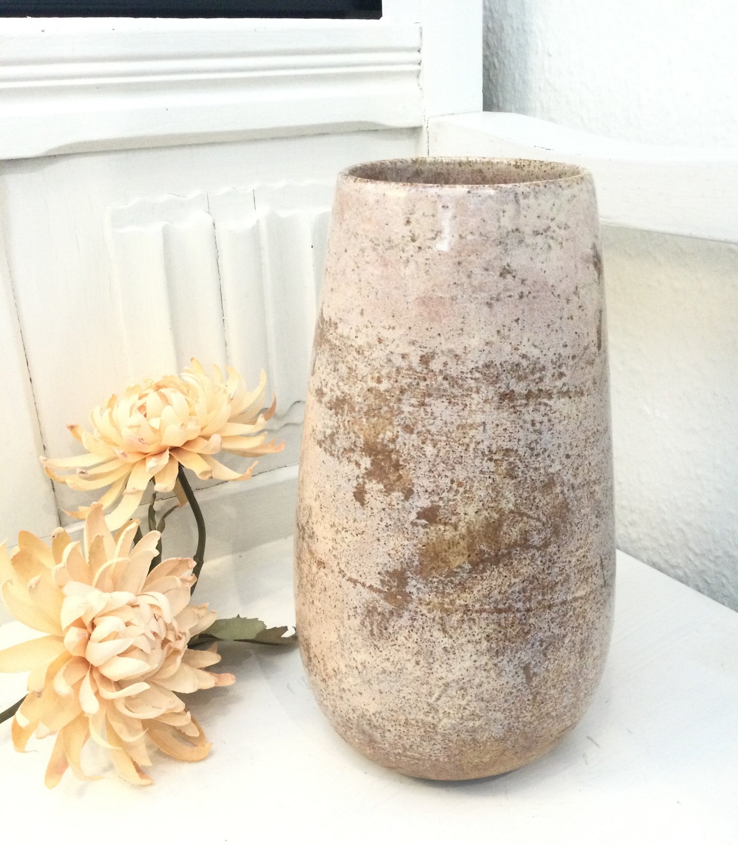 Stentøjs vase med lyserød nuancer.