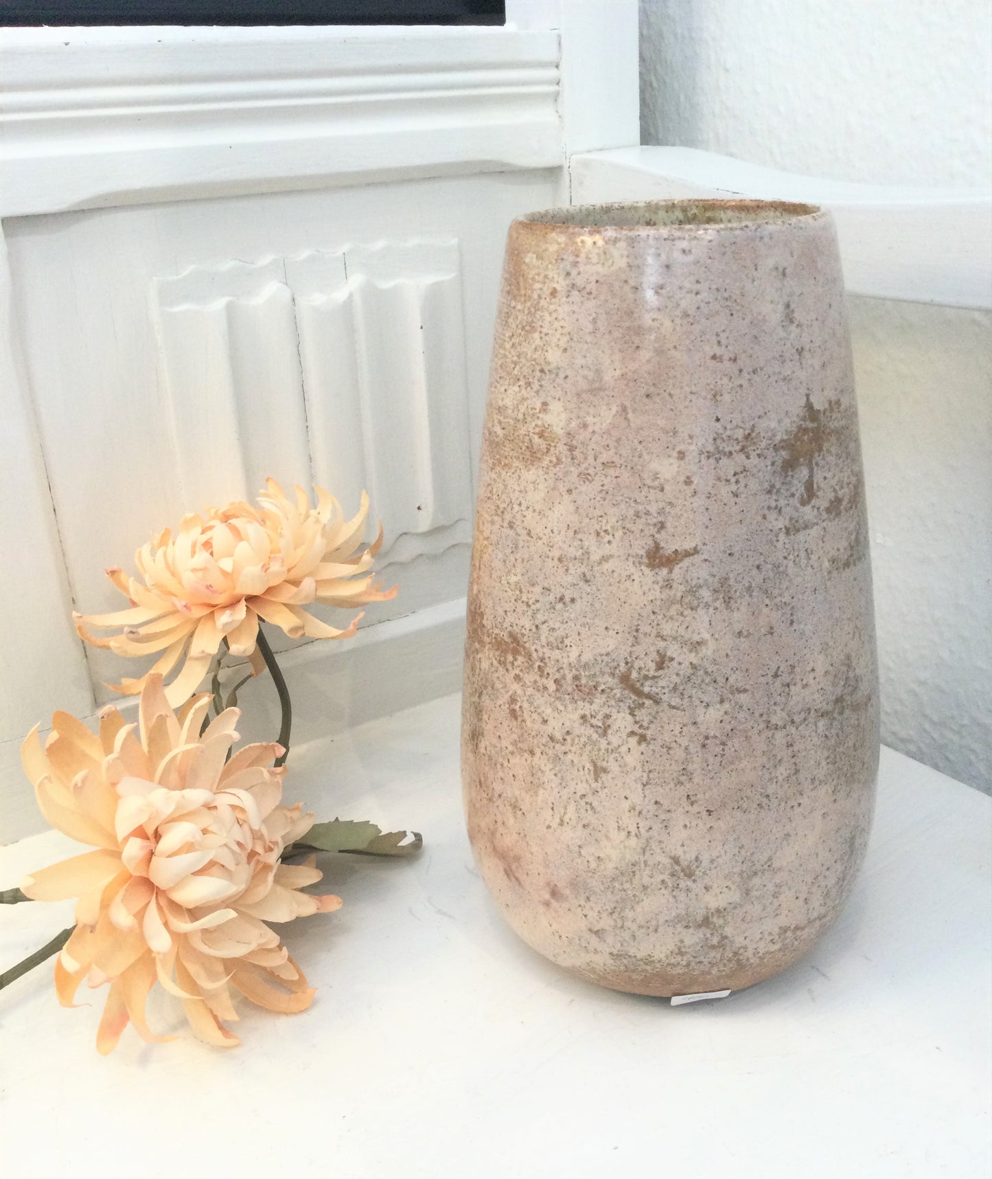 Stentøjs vase med lyserød nuancer.