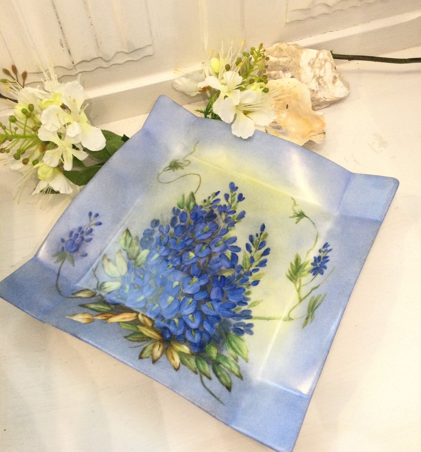 Fad i porcelæn med blå blomster.
