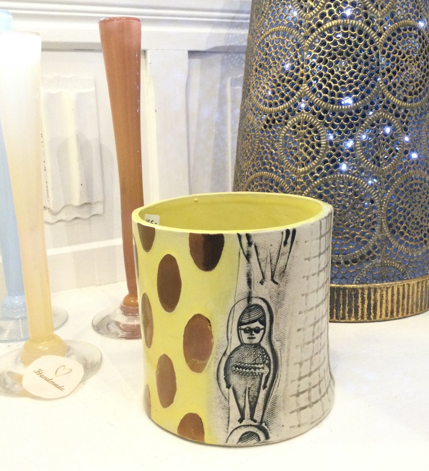 Gul keramik vase fra Inge Frederiksen.