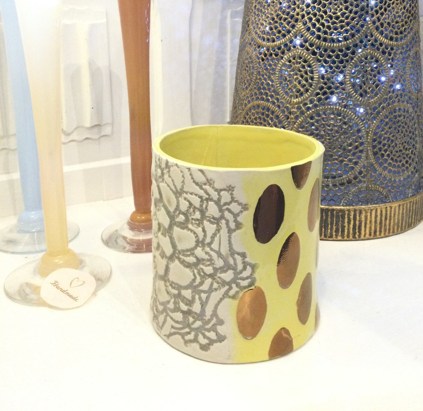 Gul keramik vase fra Inge Frederiksen.