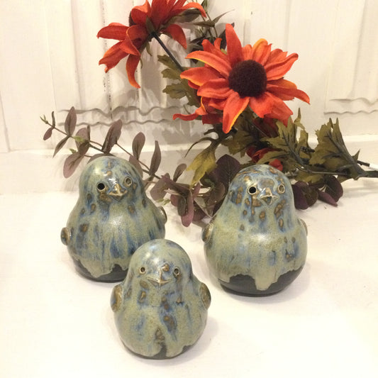 Blågrøn små fugle i keramik