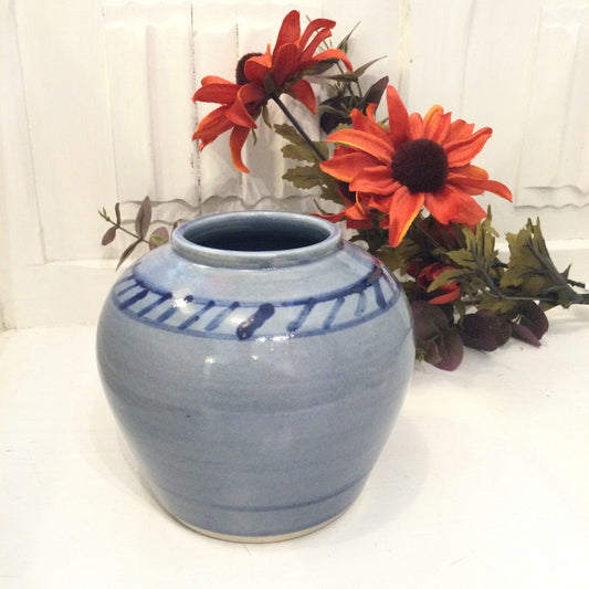 Buttede blå vase lavet af Signe Kähler