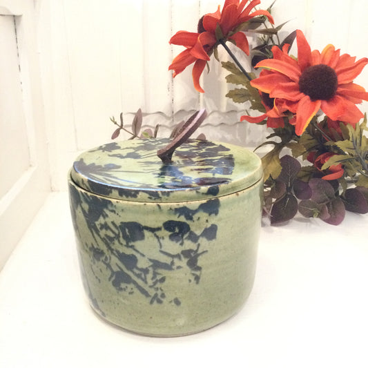 Bonbon med lædersnor.