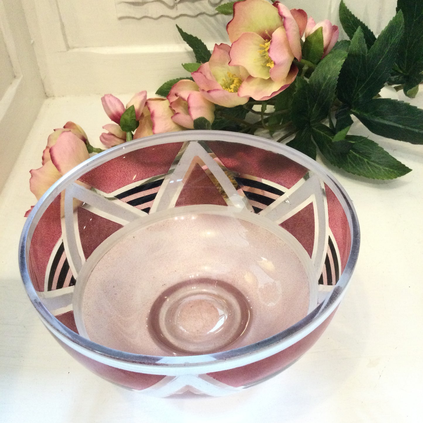 Glas skål i lyserøde og bordeaux rød abstrakt.