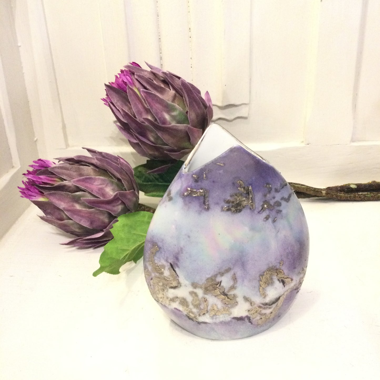 Abstrakt vase i lyseblå og lilla.